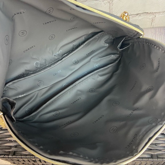 Chanel crossbody cosmetic bag from beauty line with handmade bag charm keychain - Picture 5 of 13